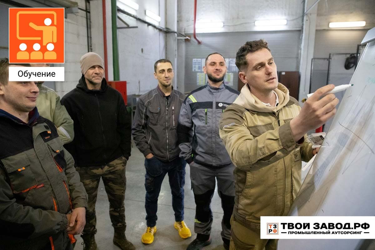 Учитель пишет на доске